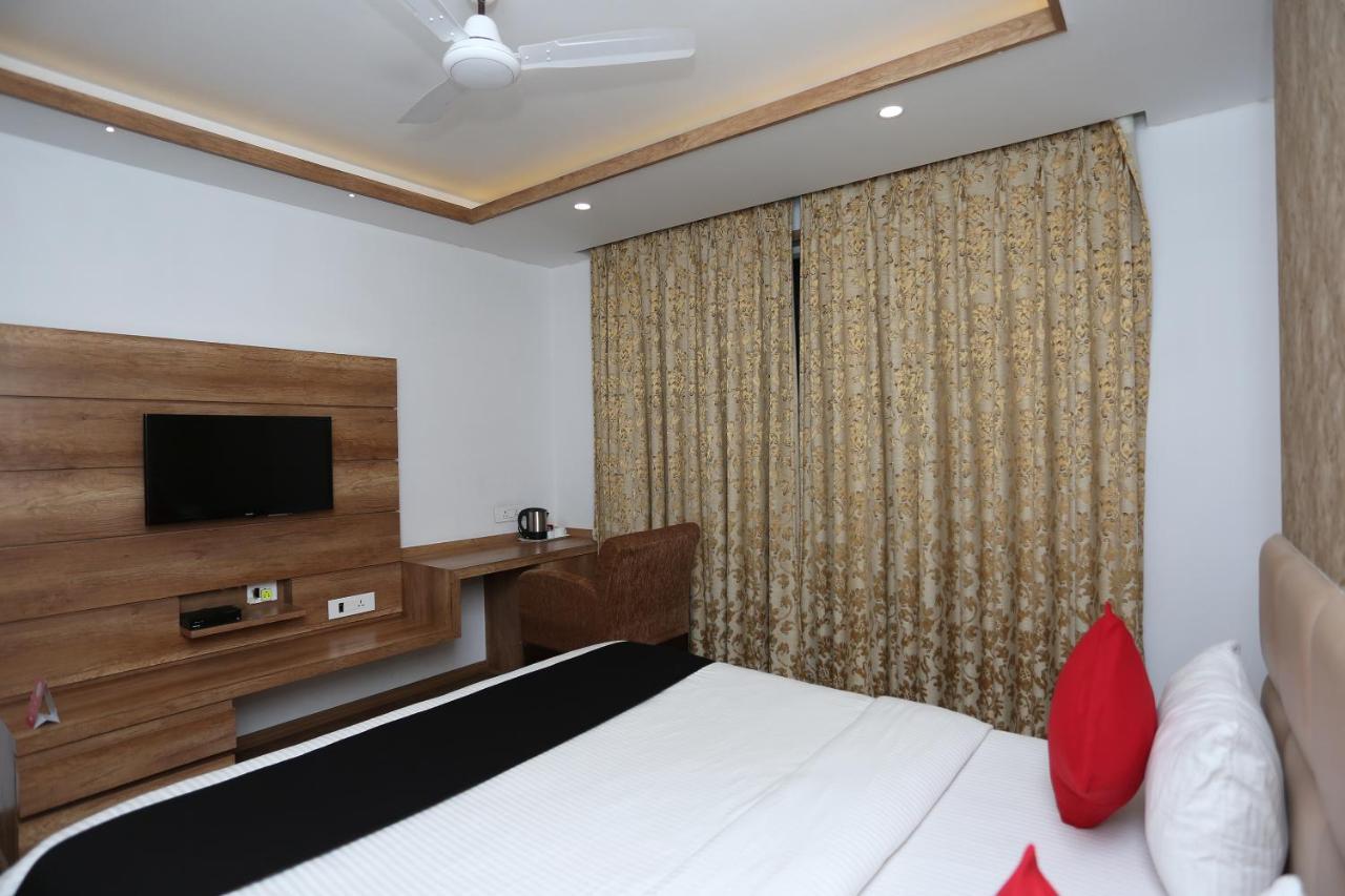 ורנאסי Hotel Yelchiko מראה חיצוני תמונה