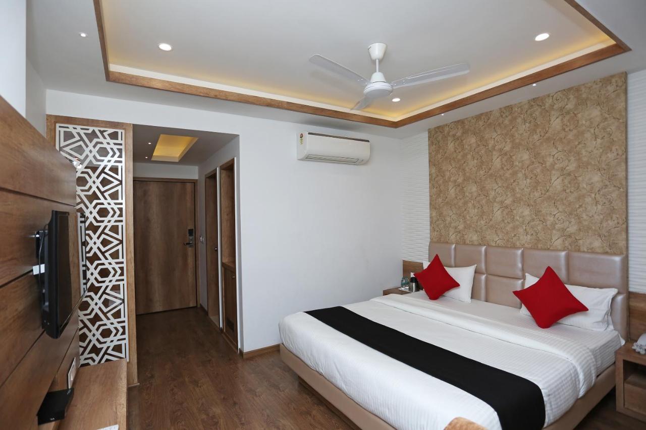 ורנאסי Hotel Yelchiko מראה חיצוני תמונה